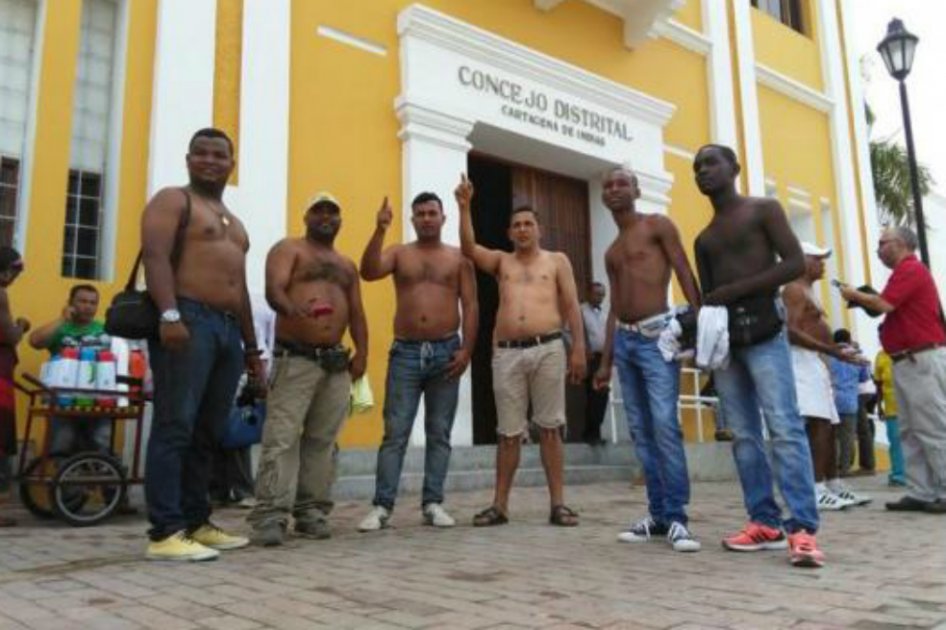 Un grupo de personas asistió al Concejo de Cartagena sin camisa para protestar contra el proyecto / Foto: Óscar Díaz - El Universal 