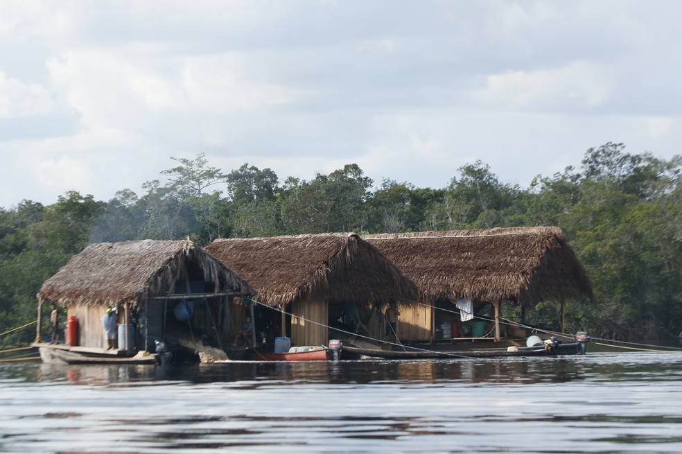 Balsas de extracción de oro en el río Inírida en la triple frontera Colombia-Venezuela-Brasil. El 63 % de las emisiones de mercurio a ambientes acuáticos, provienen de las actividades mineras.