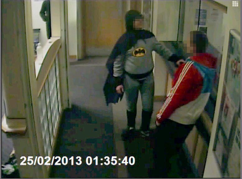 «Batman» entregó a un delincuente a la Policía en Inglaterra