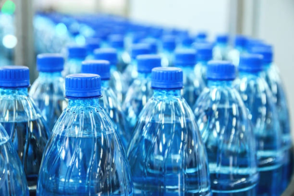 Algunas bebidas en botellas en vidrio contendrían más microplásticos que las envasadas en plástico