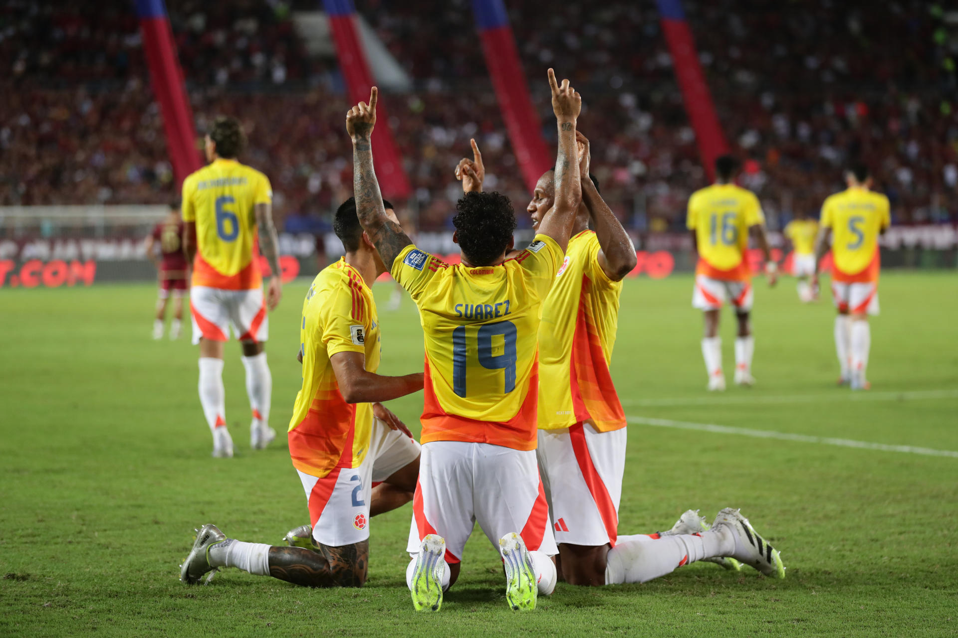 AMDEP3105. MATURÍN (VENEZUELA), 09/09/2025.- Jugadores de Colombia celebran un gol este martes, en un partido por las eliminatorias a la Copa Mundial 2026 entre Venezuela y Colombia en el estadio Monumental de Maturín, en Maturín (Venezuela). EFE/ Ronald Peña R
