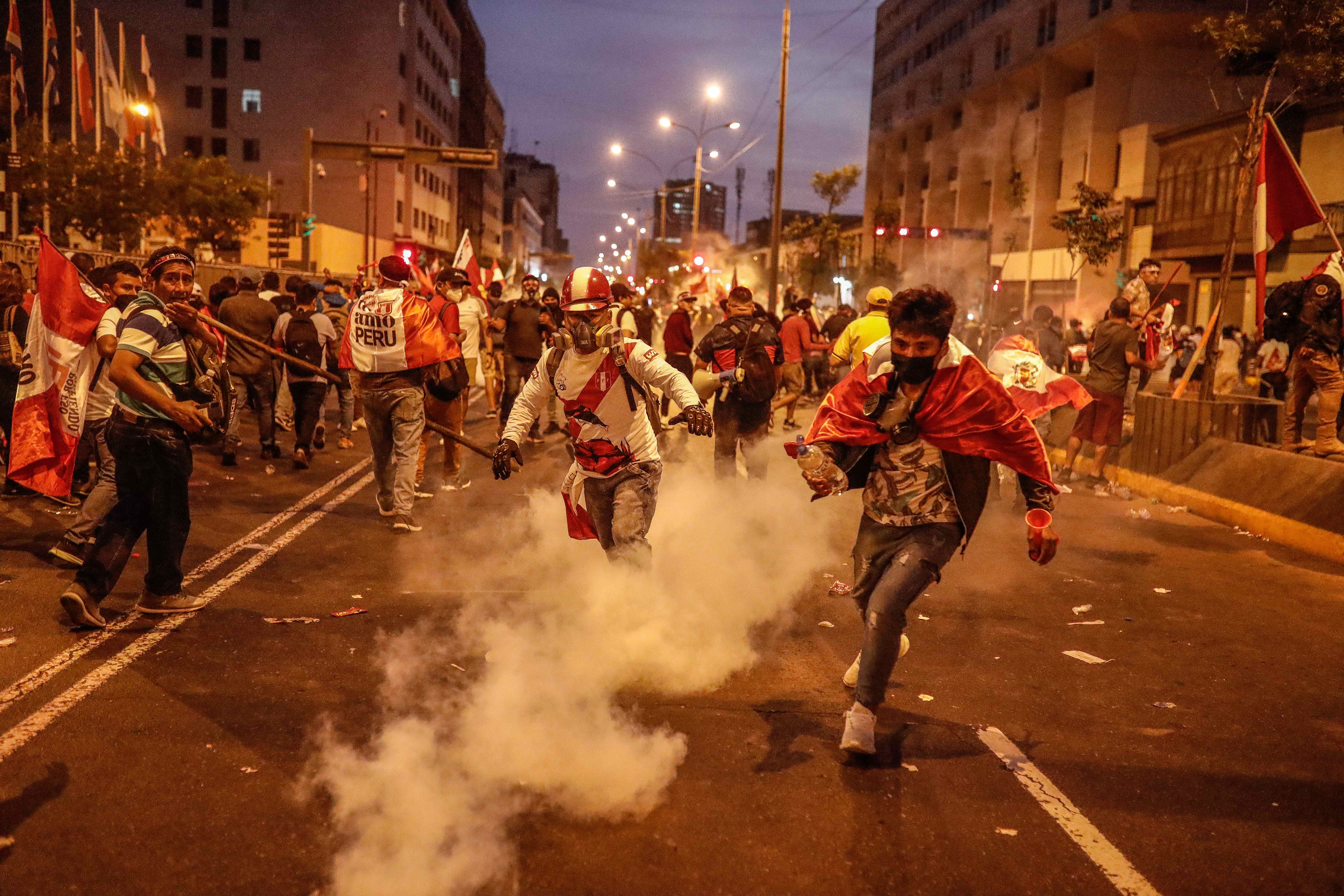 -FOTODELDÍA-AME9803. LIMA (PERÚ), 11/12/2022.- Cientos de manifestantes, a favor de Pedro Castillo y en contra del Congreso, se manifiestan en las calles del centro, hoy en Lima (Perú). EFE/ Aldair Mejía