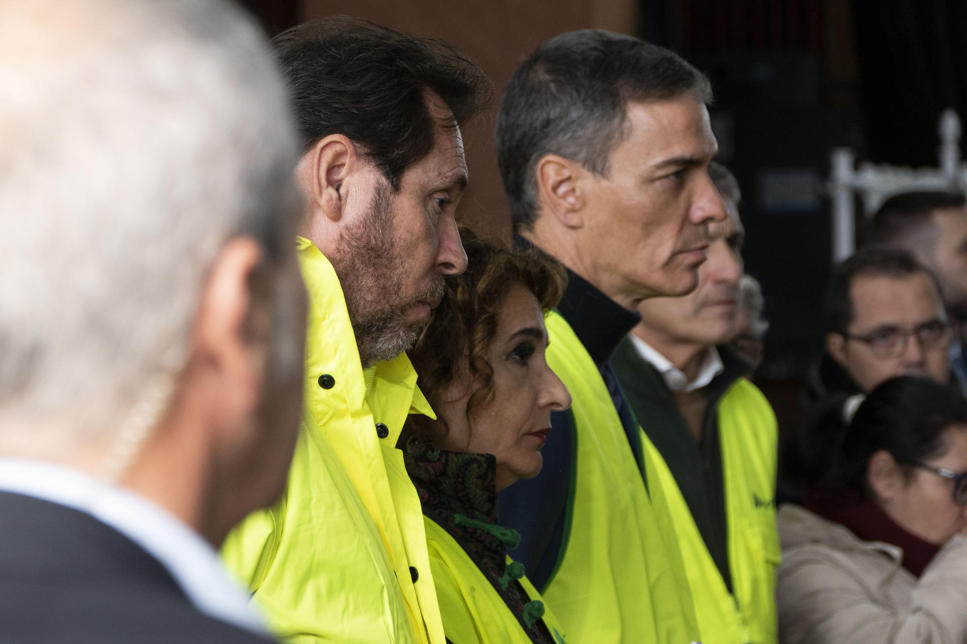 ADAMUZ (CÓRDOBA), 19/01/2026.- El presidente del Gobierno, Pedro Sánchez (d), el ministro de Transportes Óscar Puente (2i) y la vicepresidenta primera del Gobierno, María Jesús Montero (3i), este lunes, en Adamuz (Córdoba), lugar donde se ha producido la tragedia ferroviaria. Sánchez ha asegurado este lunes desde el lugar donde se ha producido la tragedia ferroviaria de Adamuz, en Córdoba, que se dará con "la verdad" sobre la causa del accidente y se conocerá "la respuesta" al origen del siniestro que ha causado al menos 39 fallecidos. EFE/ David Arjona