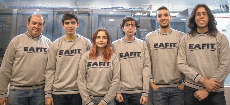 El profesor Juan Guillermo Lalinde, junto a los estudiantes del equipo de la U. Eafit: Juan David Arcila, Manuela Carrasco, Sebastián Patiño, Hámilton Tobón y Andrés Felipe Zapata. / Cortesía Eafit