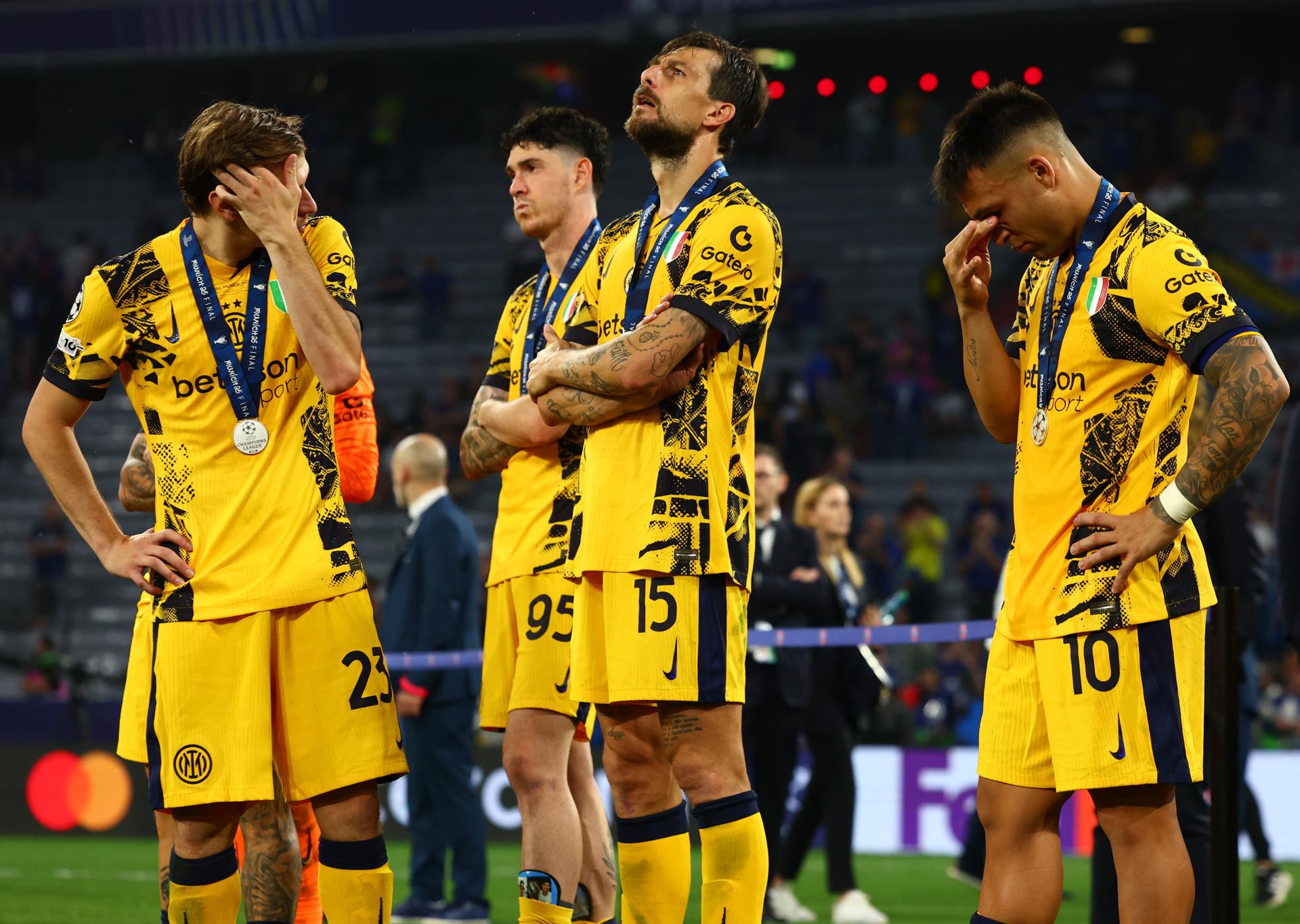 Munich (Germany), 31/05/2025.- Dejected players of Inter look on after losing the UEFA Champions League final between Paris Saint-Germain and Internazionale Milano, in Munich, Germany, 31 May 2025. (Liga de Campeones, Alemania) EFE/EPA/ANNA SZILAGYI
