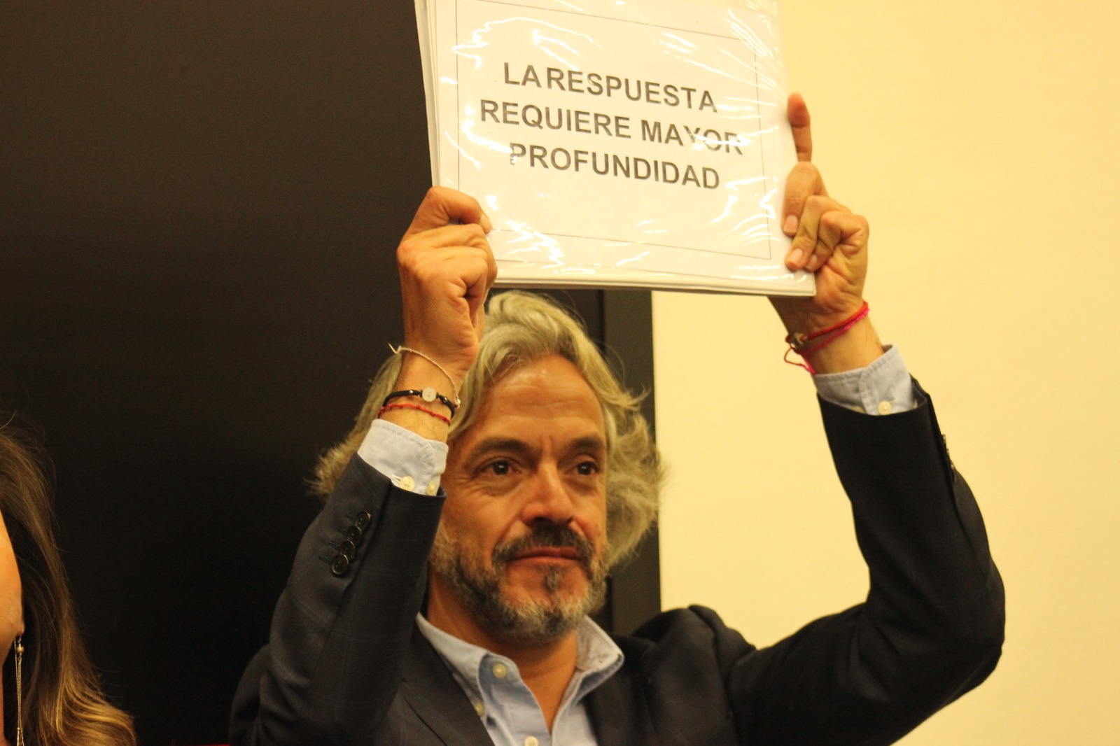 En el momento de preguntas cortas para preguntas rápidas el precandidato Oviedo se abstuvo a responder alzando una tarjeta que él mismo llevaba en sus apuntes e indicaba "La respuesta requiere mayor profundidad".
