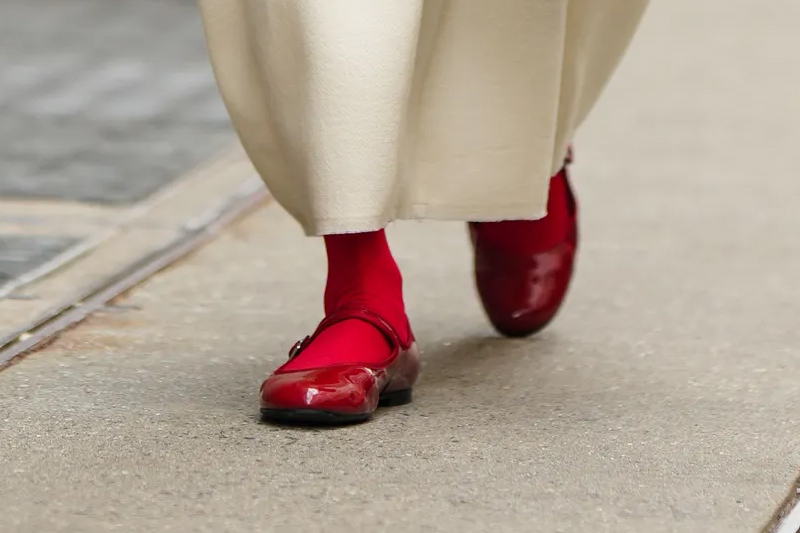 ¿Cómo llevar los zapatos más de moda del momento? Los Mary Janes rojos