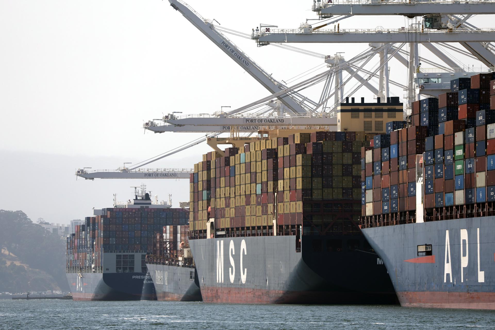 OAKLAND (United States), 04/06/2025.- Container ships at the Port of Oakland in Oakland, California, USA, 04 June 2025. According to the Port of Oakland, container volume dropped 14.7 percent in April 2025, primarily due to market uncertainty and the impact of tariffs. The slowdown in shipping activity is raising concerns about job stability and and the region’s economic health. EFE/EPA/JOHN G. MABANGLO