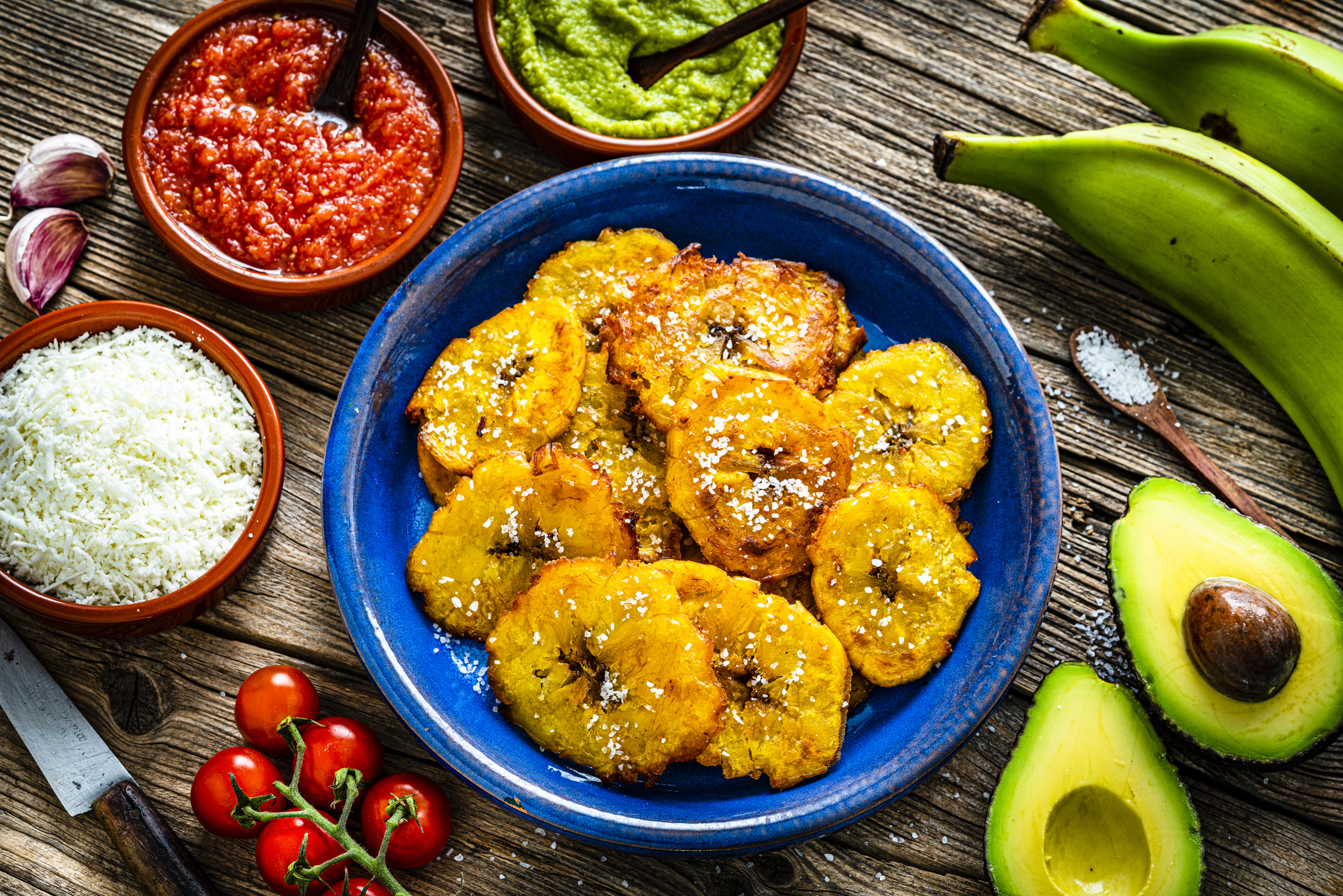Montaditos de patacón, carne y vegetales salteados