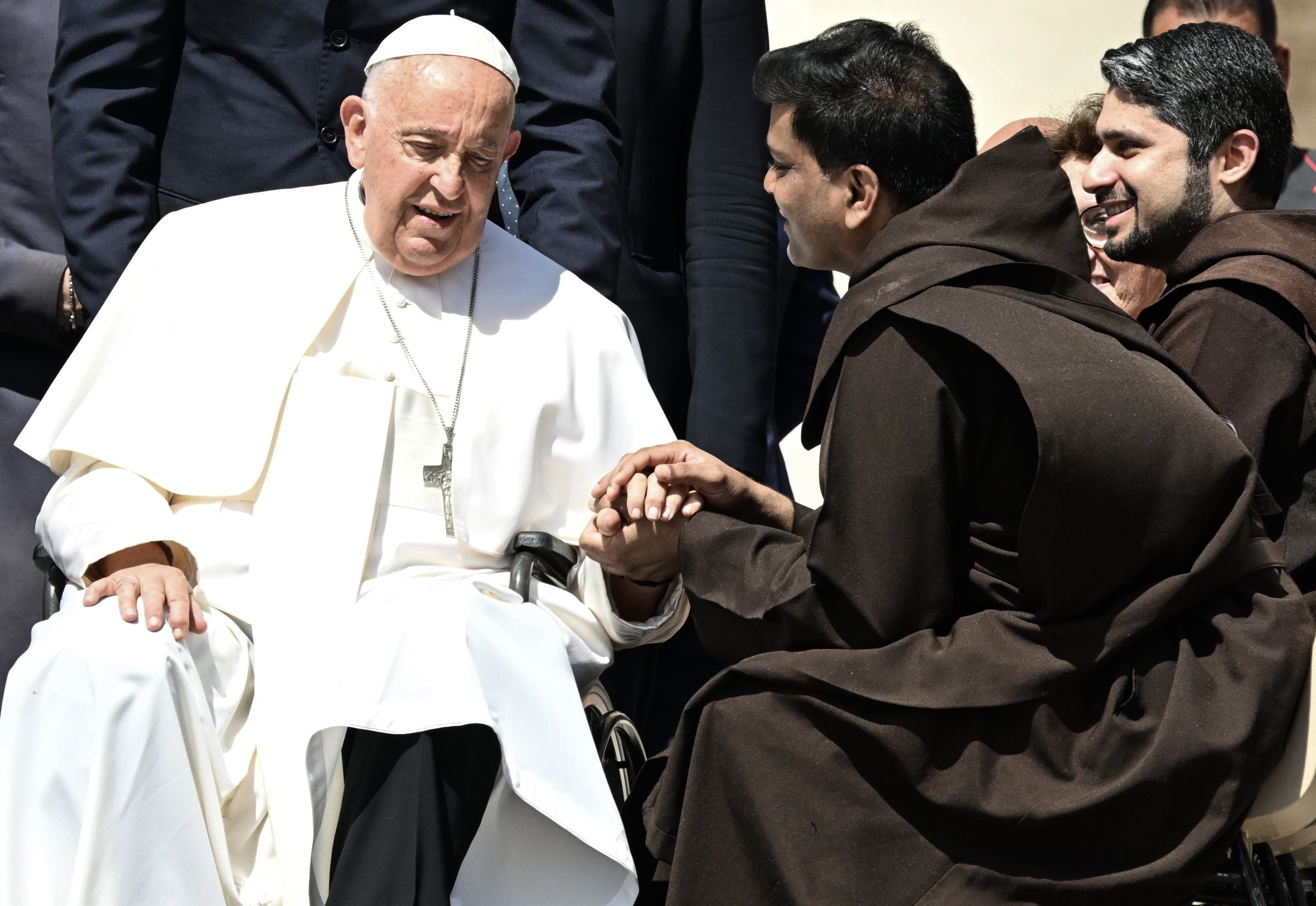 El papa pide a los sacerdotes acortar las homilías porque “la gente se duerme”