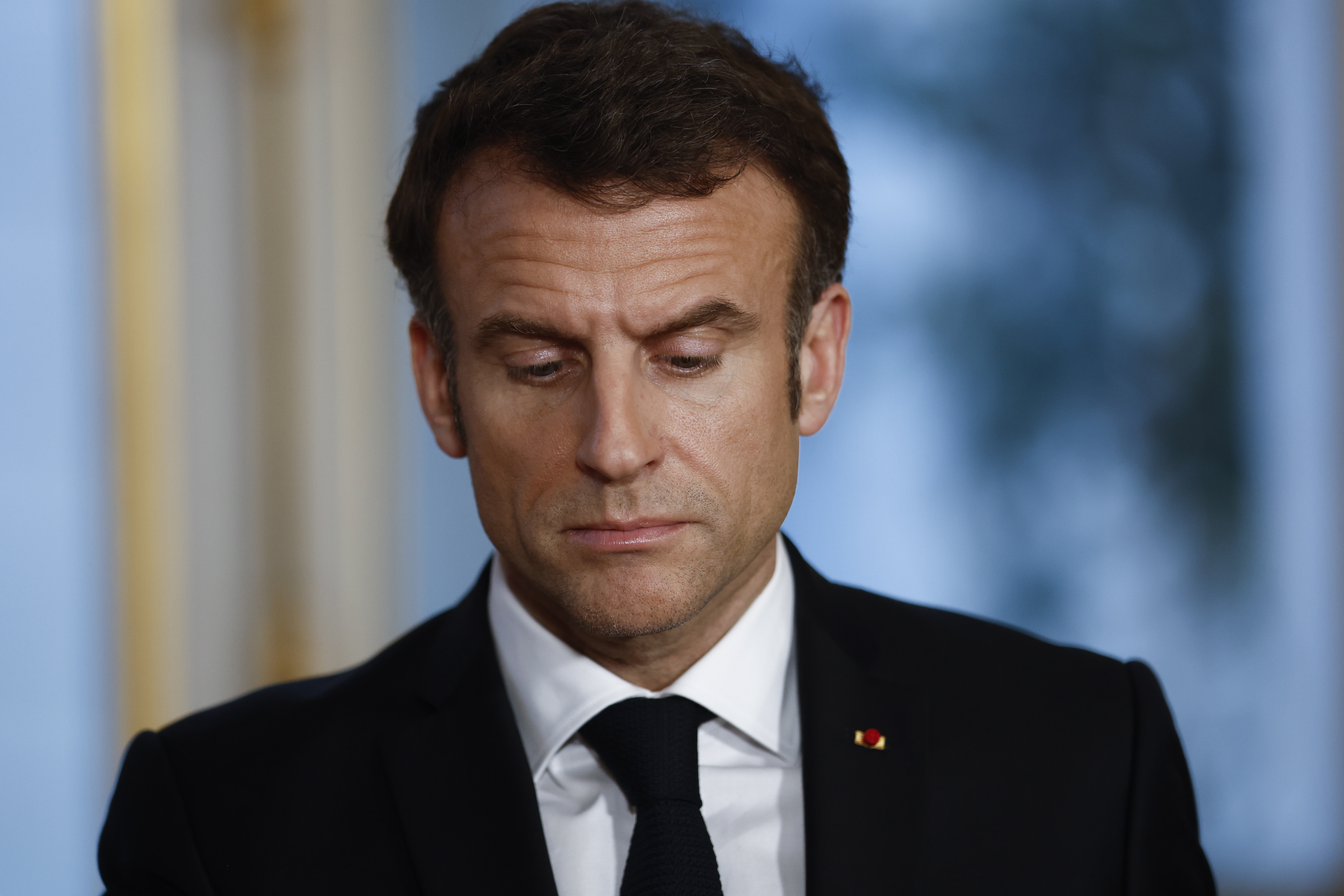 París (Francia), 24/03/2023.- El presidente de Francia, Emmanuel Macron, escucha al presidente de Costa Rica, Rodrigo Chaves Robles (no en la foto), durante su comunicado de prensa conjunto en el Palacio del Elíseo de París, Francia, este viernes. EFE /YOAN VALAT / POOL