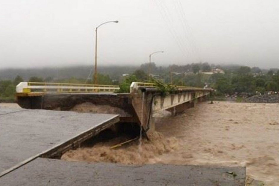 Una imagen cedida por Veracruz News muestra un puente a punto de colapsar.