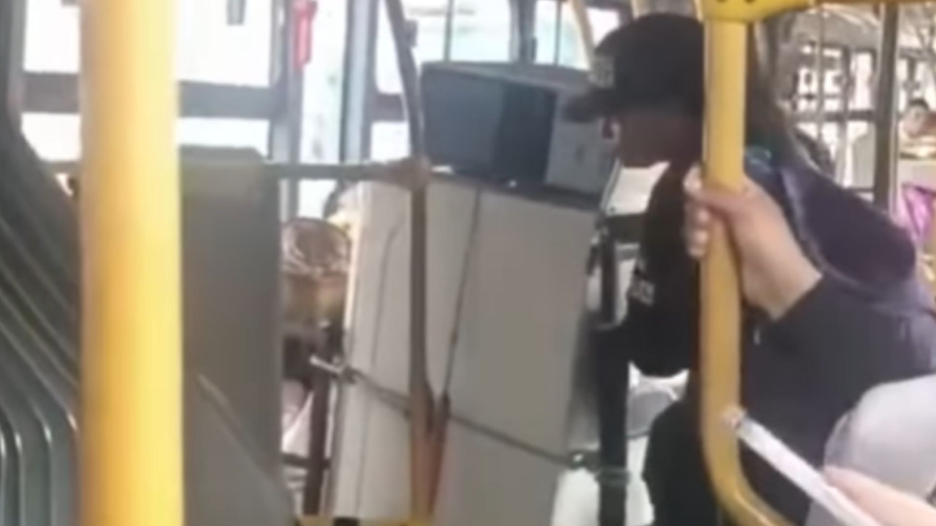 Graban a pasajeros llevando trasteo en Transmilenio de Bogotá: ¿está permitido?