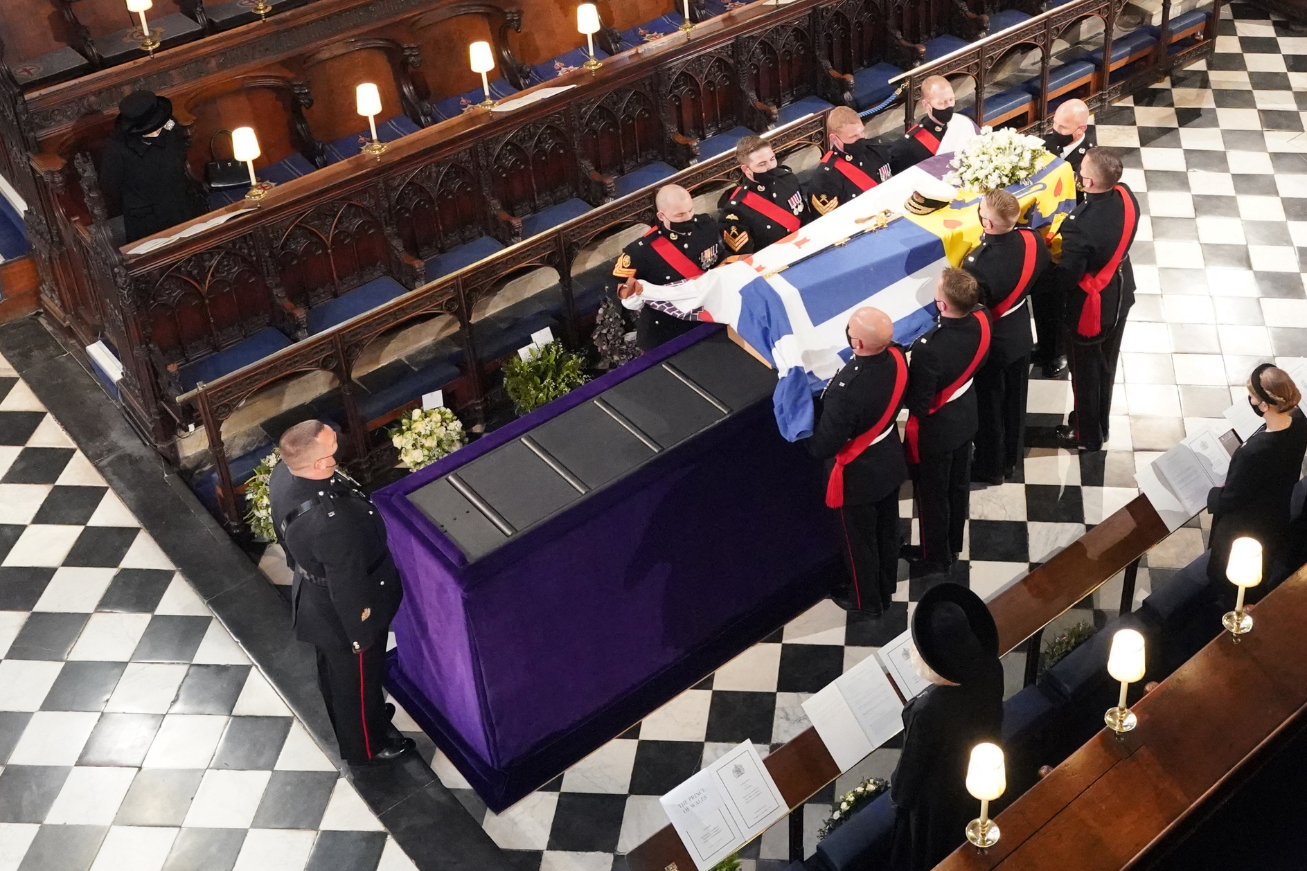 Miembros del Royal Marines llevan el ataúd dentro de la capilla de San Jorge para marcar el inicio del servicio fúnebre del príncipe Felipe de Gran Bretaña, duque de Edimburgo en el Castillo de Windsor.