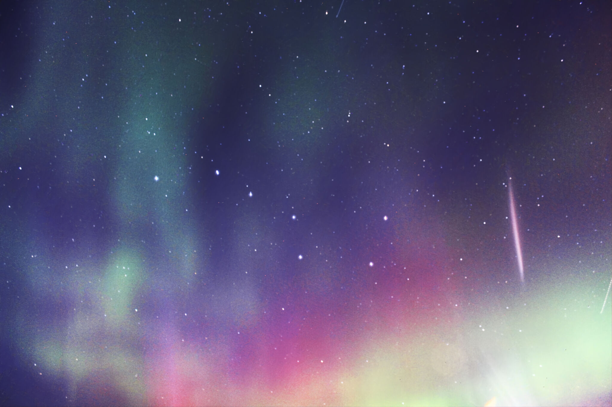 Como joven canadiense fascinada por el folclore antiguo, he crecido conociendo historias indígenas en las que la aurora boreal representa los espíritus de los antepasados. Creo que esta imagen refleja esas leyendas, ya que representa las constelaciones de la Osa Mayor y los Perros de Caza, rodeadas por el vibrante mosaico de la aurora boreal.
