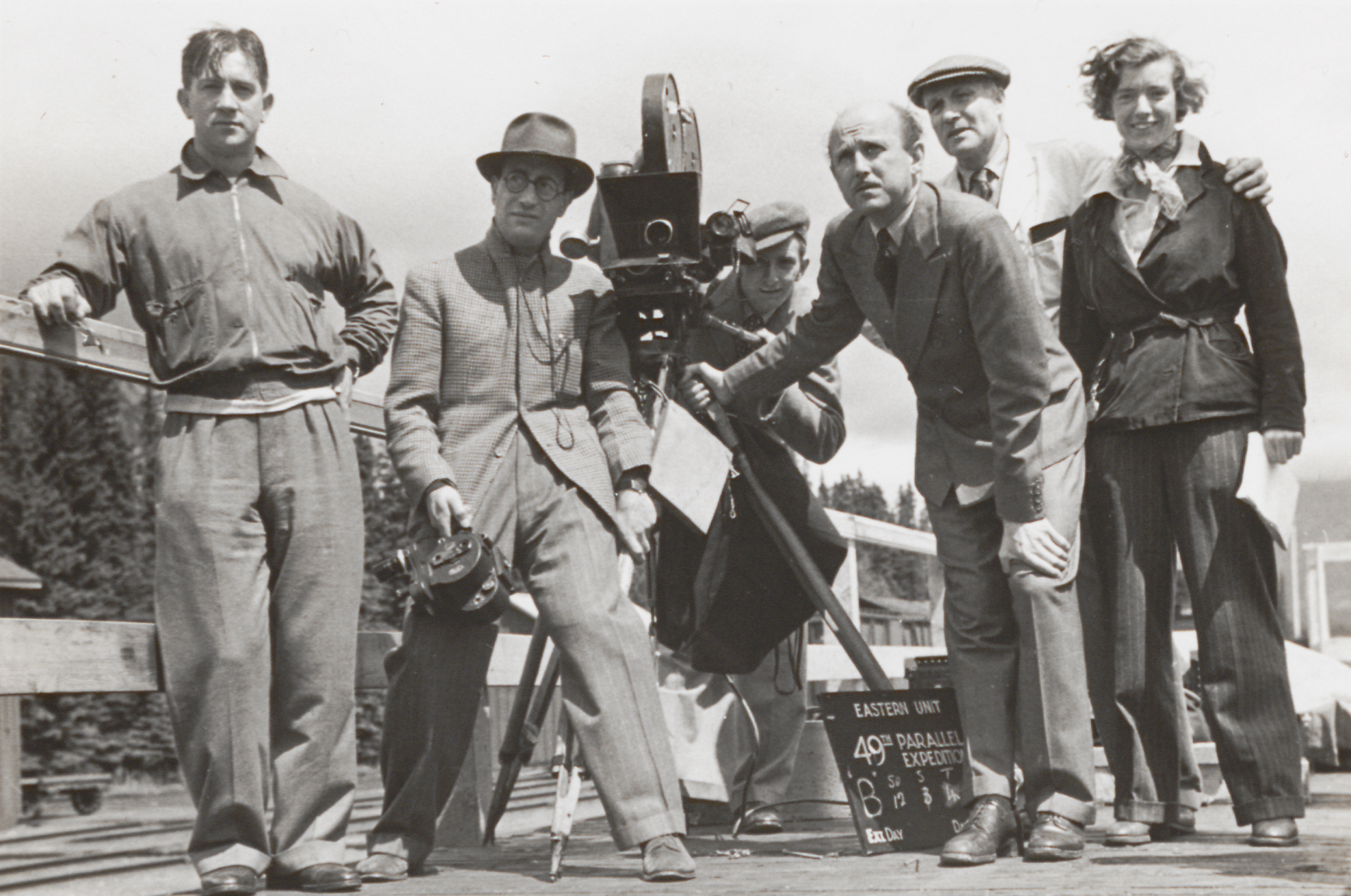 Pressburger (con gafas), Powell (tomando el trípode) y el equipo de la película “49th Parallel” (1941).