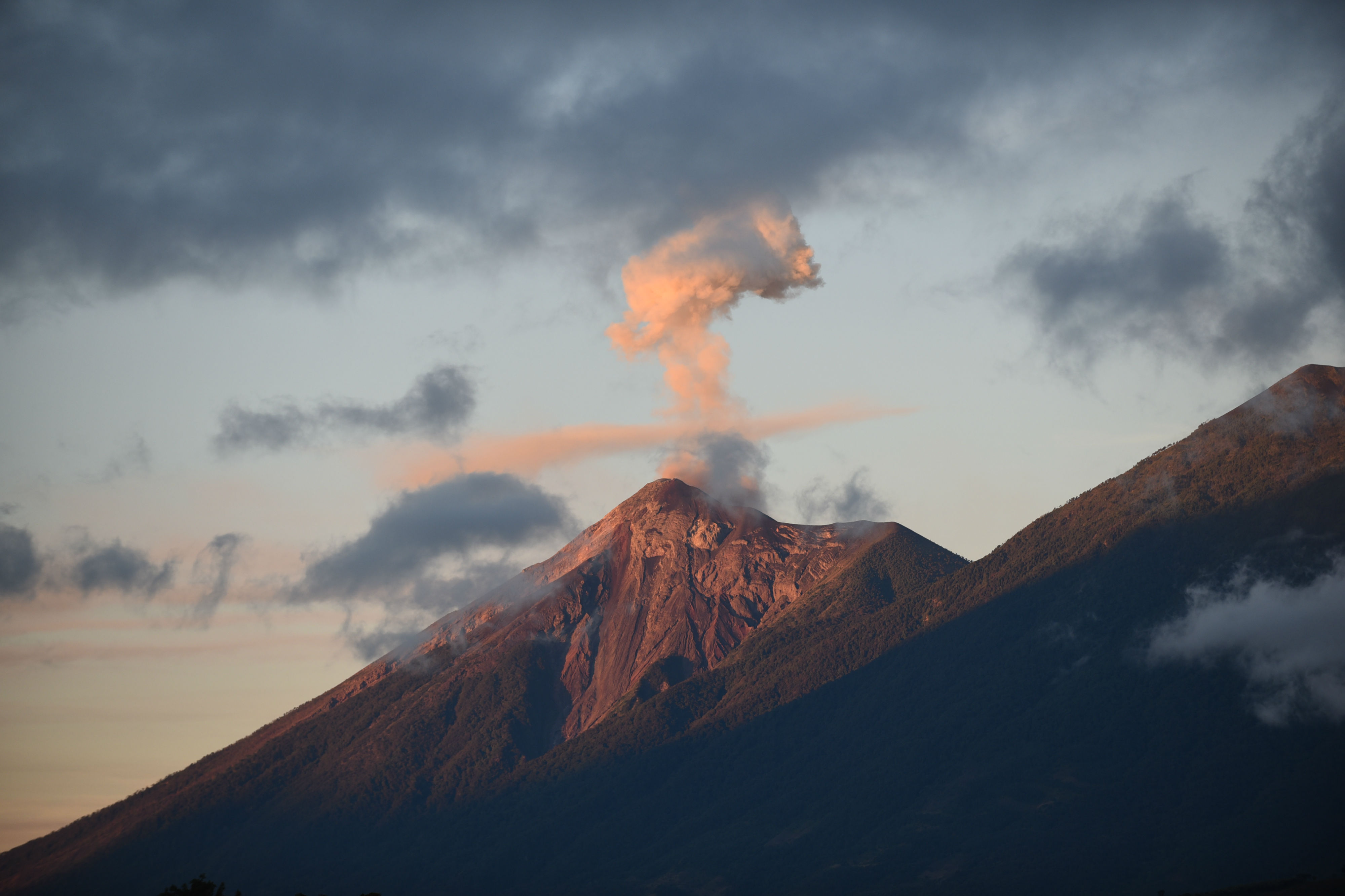 Alerta roja en Guatemala por nueva erupción del volcán de Fuego