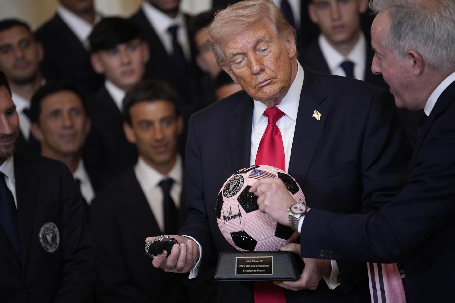 WASHINGTON (United States), 05/03/2026.- US President Donald Trump holds a soccer ball presented to him during an event honoring 2025 MLS Cup champions Inter Miami CF in the East Room of the White House in Washington, DC, USA, 05 March 2026. EFE/EPA/YURI GRIPAS / POOL
