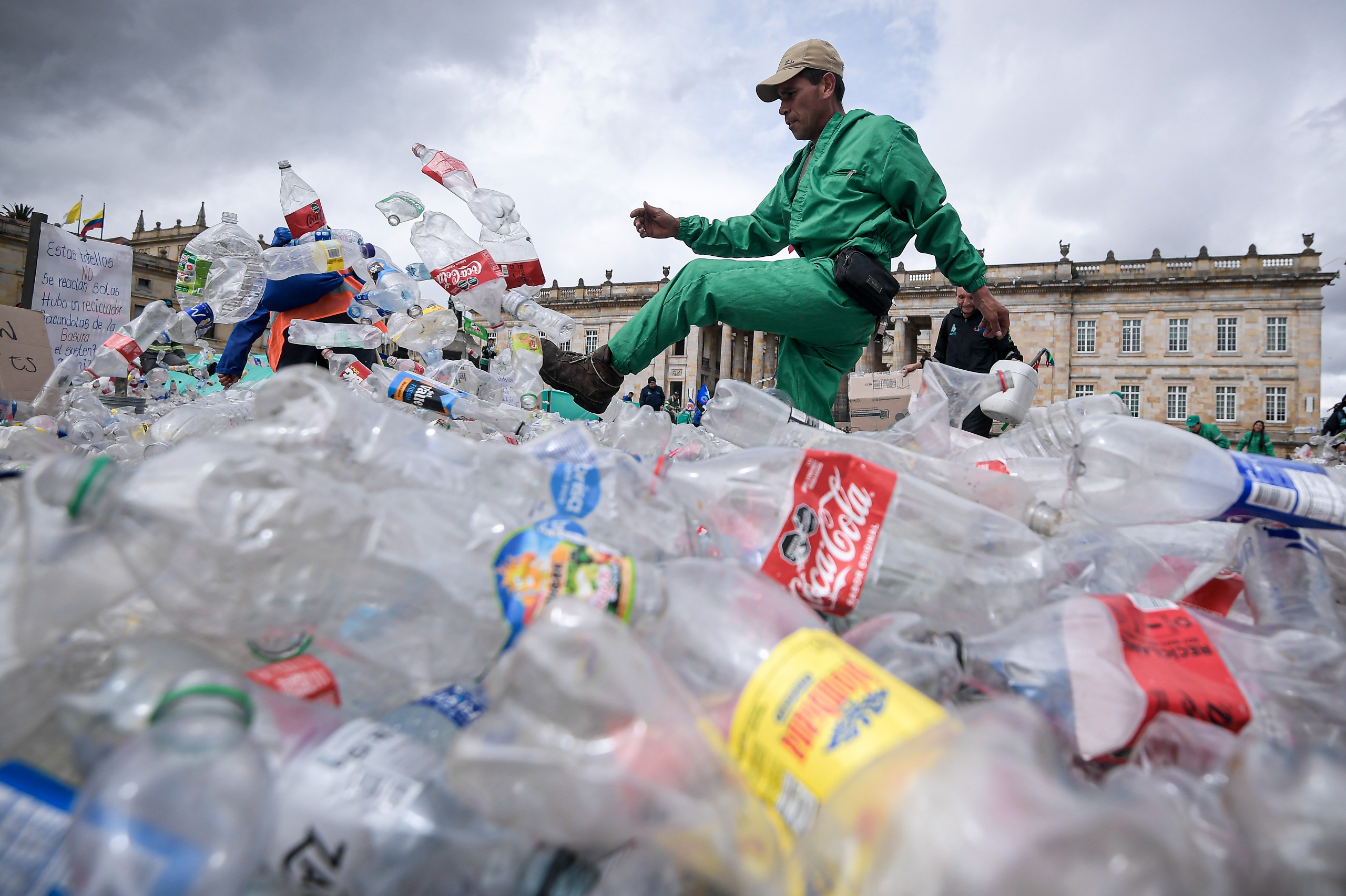 Recicladores inundaron la Plaza de Bolívar en protesta a "pagos injustos" por reciclar este material.