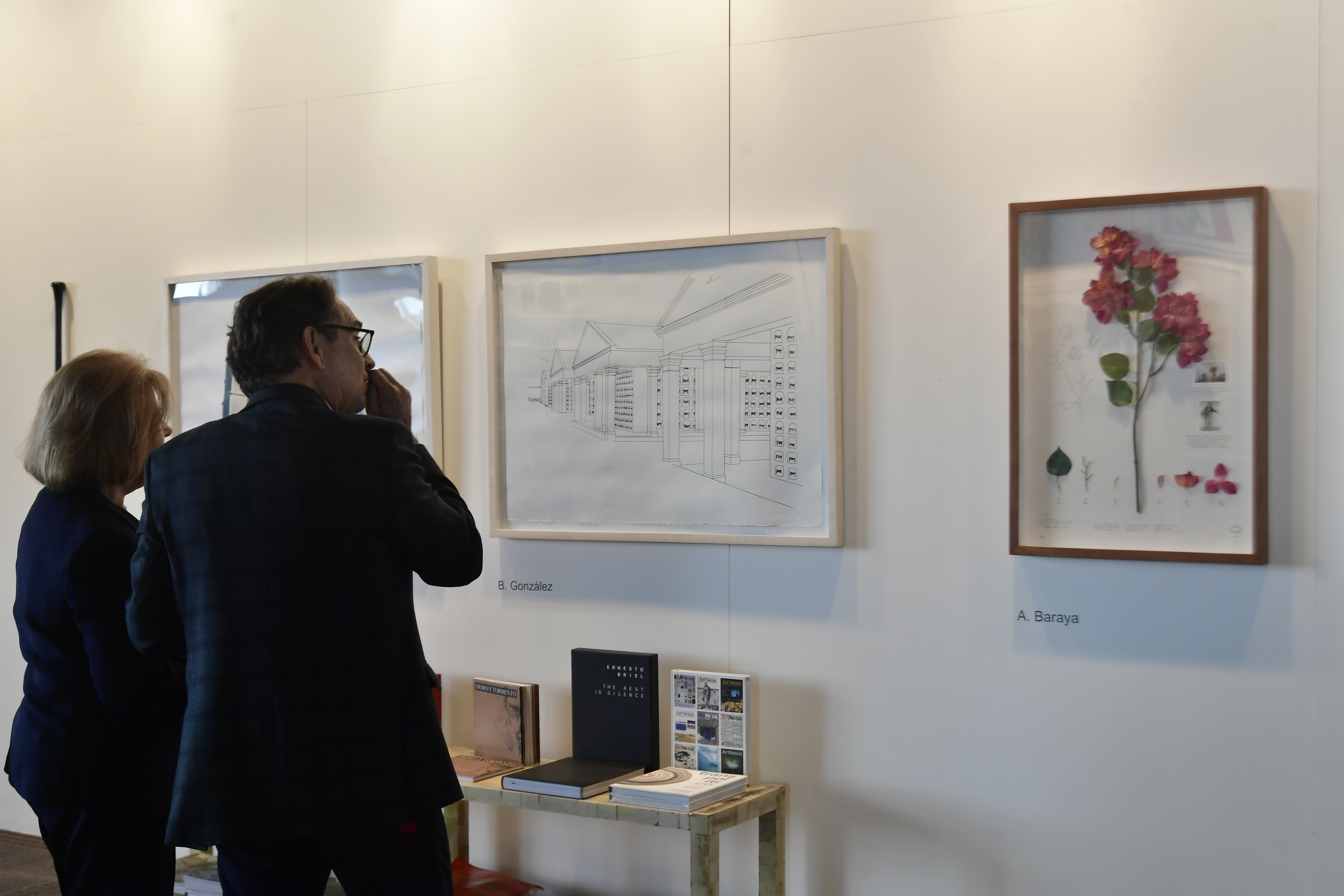 Exposición de obras de arte y asistentes a esta feria.