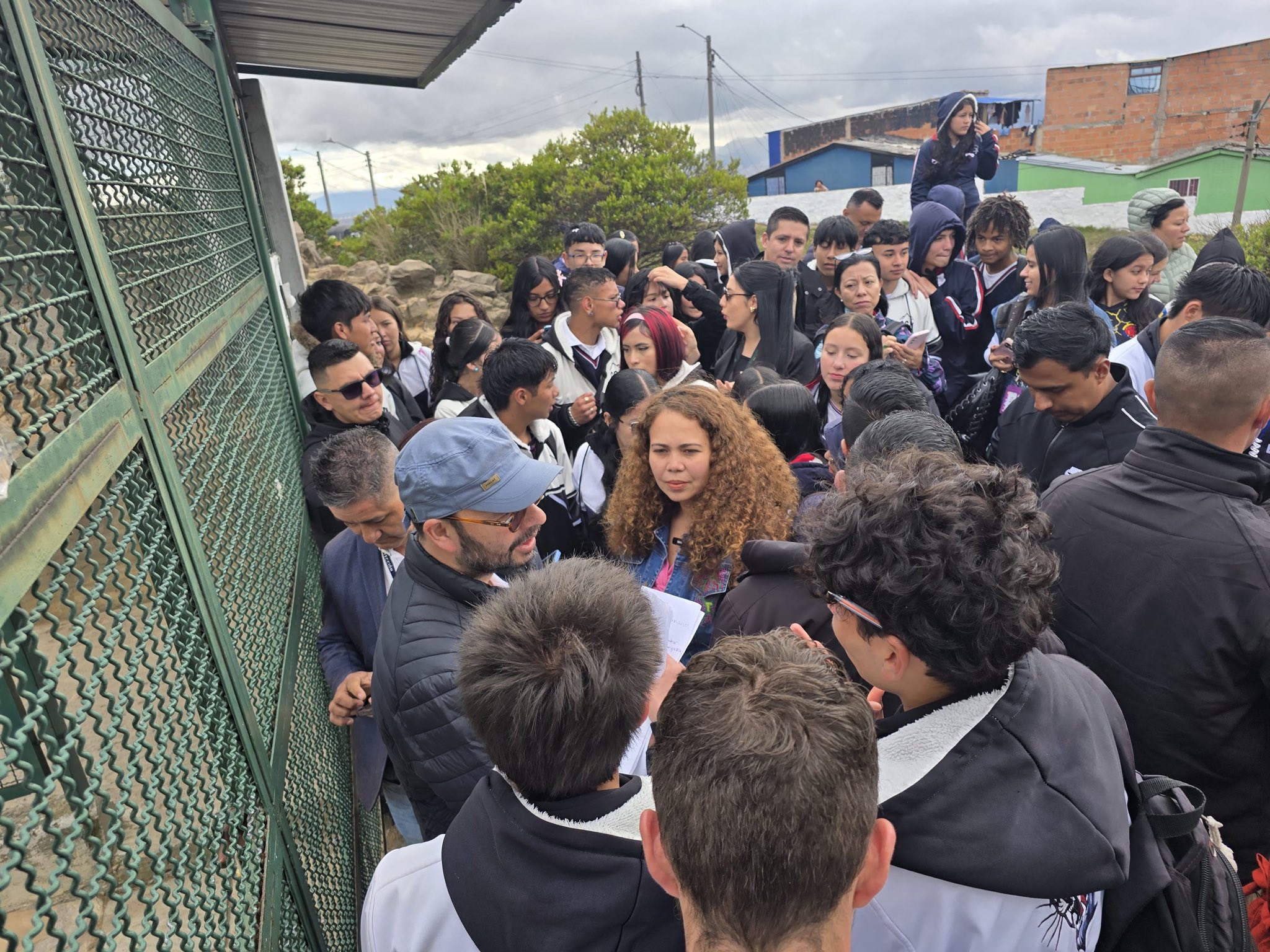 ¿Campaña o dotación? Choque entre Petro y Galán por evento en colegio del sur de Bogotá