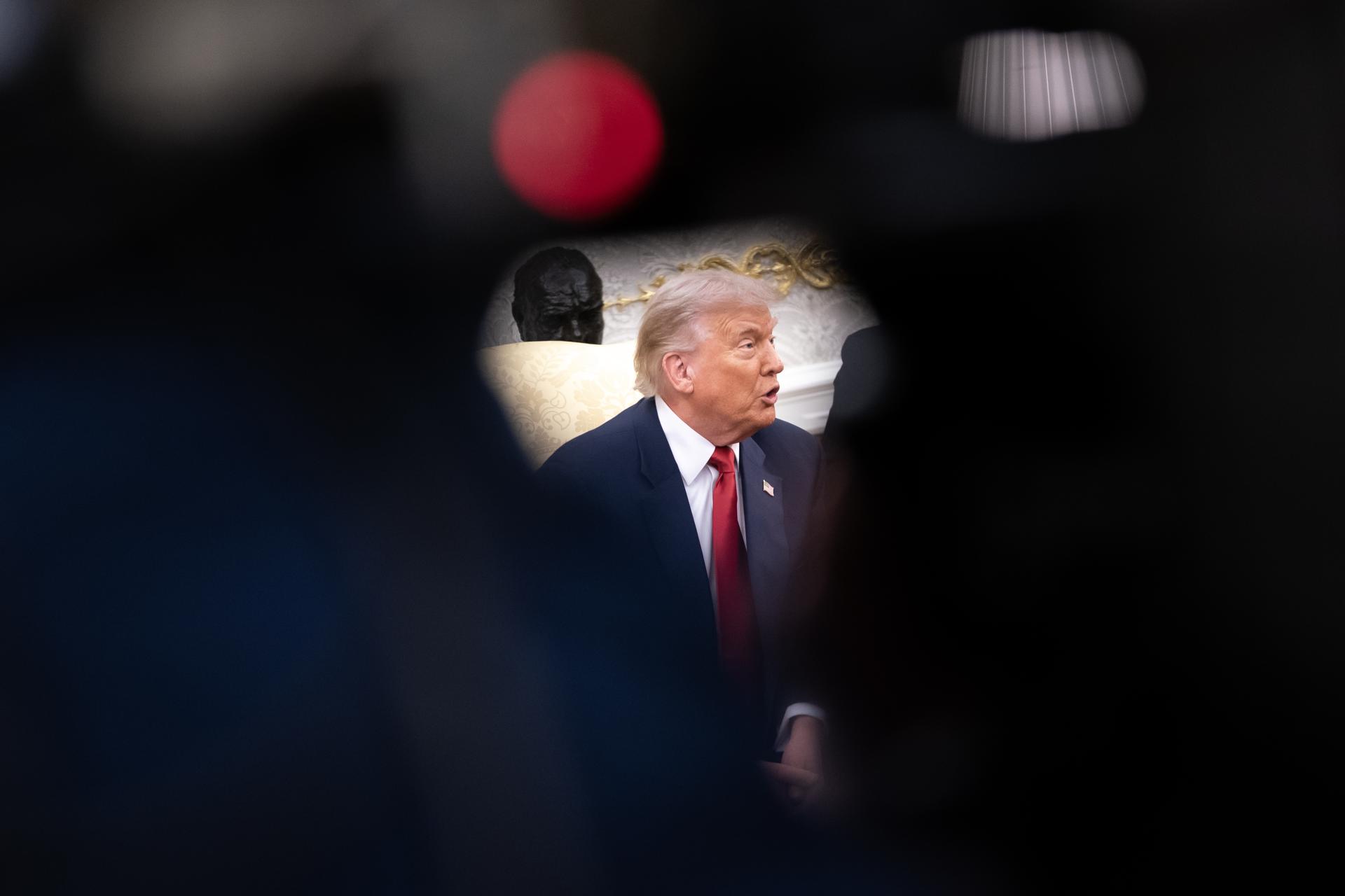 Washington (United States), 18/11/2025.- US President Donald Trump speaks with members of the media during a meeting with Saudi Crown Prince Mohammed bin Salman in the Oval Office at the White House in Washington, DC, USA, 18 November 2025. (Arabia Saudita) EFE/EPA/NATHAN HOWARD / POOL