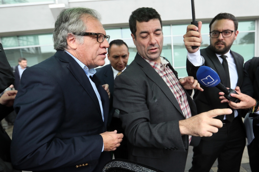 Almagro escucha a los venezolanos que transitan por paso fronterizo de Cúcuta