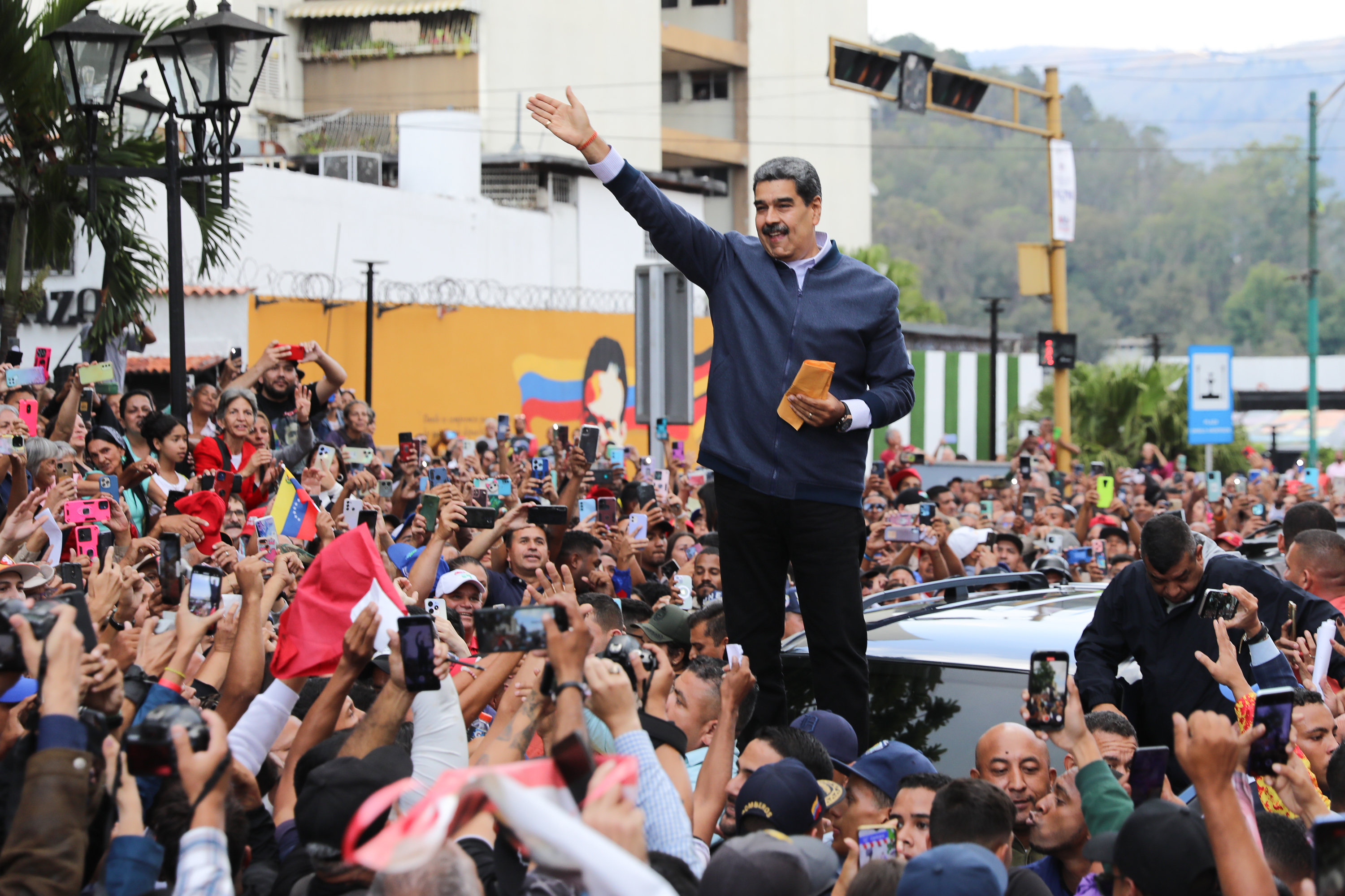 AME5479. LOS TEQUES (VENEZUELA), 04/03/2024.- Fotografía cedida por prensa de Miraflores donde se observa al presidente de Venezuela, Nicolás Maduro, durante una visita este lunes a la ciudad de Los Teques, estado Miranda (Venezuela). El presidente de Venezuela, Nicolás Maduro, anunció este lunes la celebración, el próximo 21 de abril, de una consulta nacional para la elección de 4.500 proyectos organizados por pequeñas agrupaciones de vecinos, los cuales serán financiados por el Gobierno. EFE/ Prensa Miraflores /SOLO USO EDITORIAL/NO VENTAS/SOLO DISPONIBLE PARA ILUSTRAR LA NOTICIA QUE ACOMPAÑA/CRÉDITO OBLIGATORIO