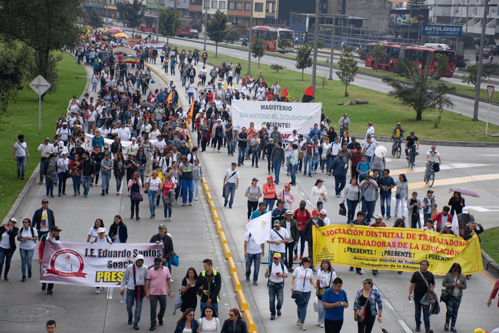 Los maestros marcharon para exigir un mejor servicio de salud
