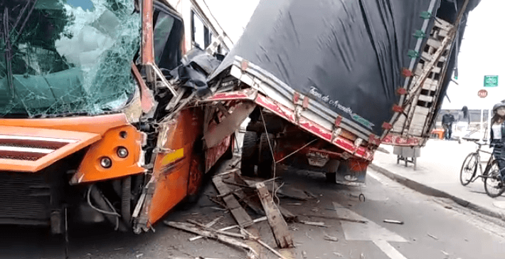 Un herido deja aparatoso accidente entre bus del SITP y un camión en el norte de Bogotá