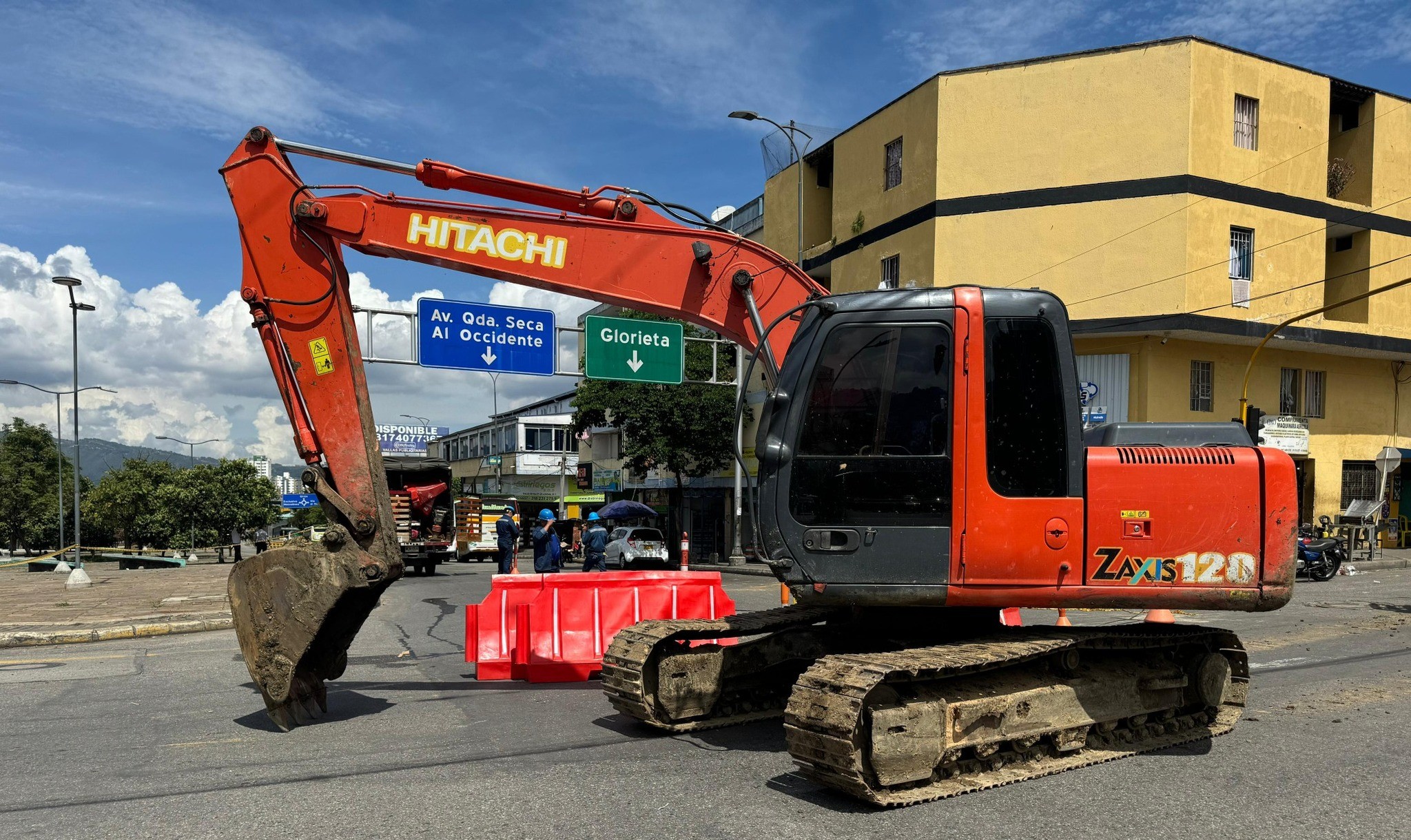 Cierre vial temporal en la Avenida Quebradaseca en Bucaramanga tras hundimiento