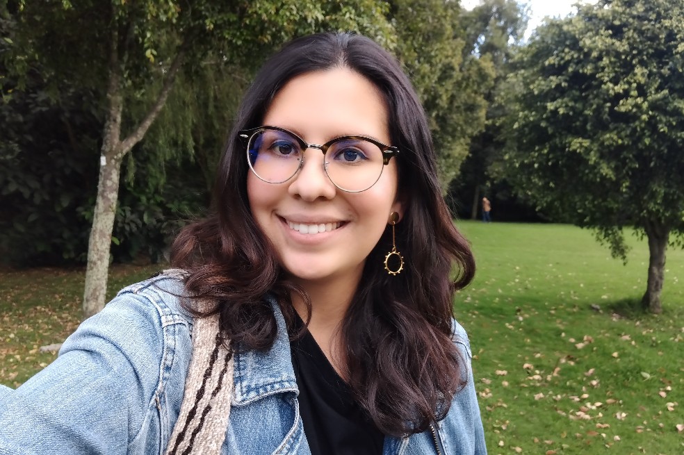 El lente frontal permite hacer autorretratos de hasta 13 megapíxeles.