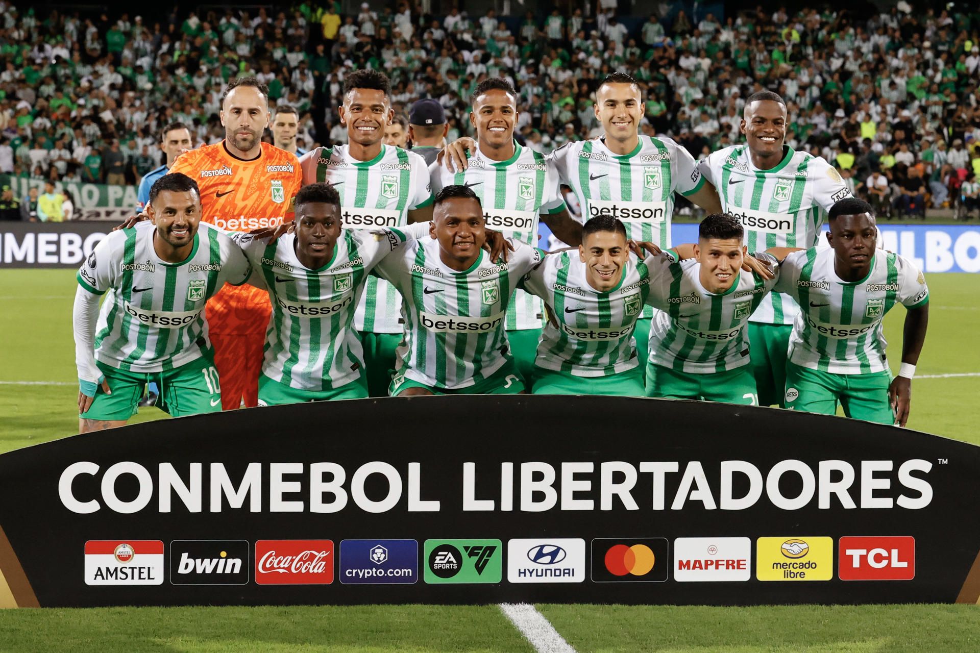 AME9559. MEDELLÍN (COLOMBIA), 12/08/2025.- Jugadores de Nacional posan este martes, en un partido de los octavos de final de la Copa Libertadores entre Atlético Nacional y Sao Paulo en el estadio Atanasio Girardot en Medellín (Colombia). EFE/Mauricio Dueñas Castañeda