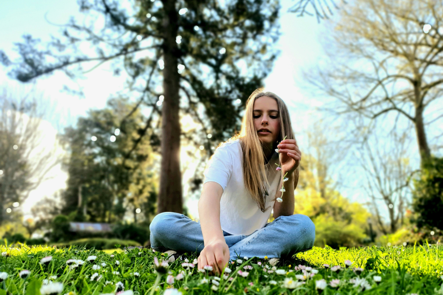 La camiseta blanca está de vuelta: aprendamos a lucirla como expertos en moda