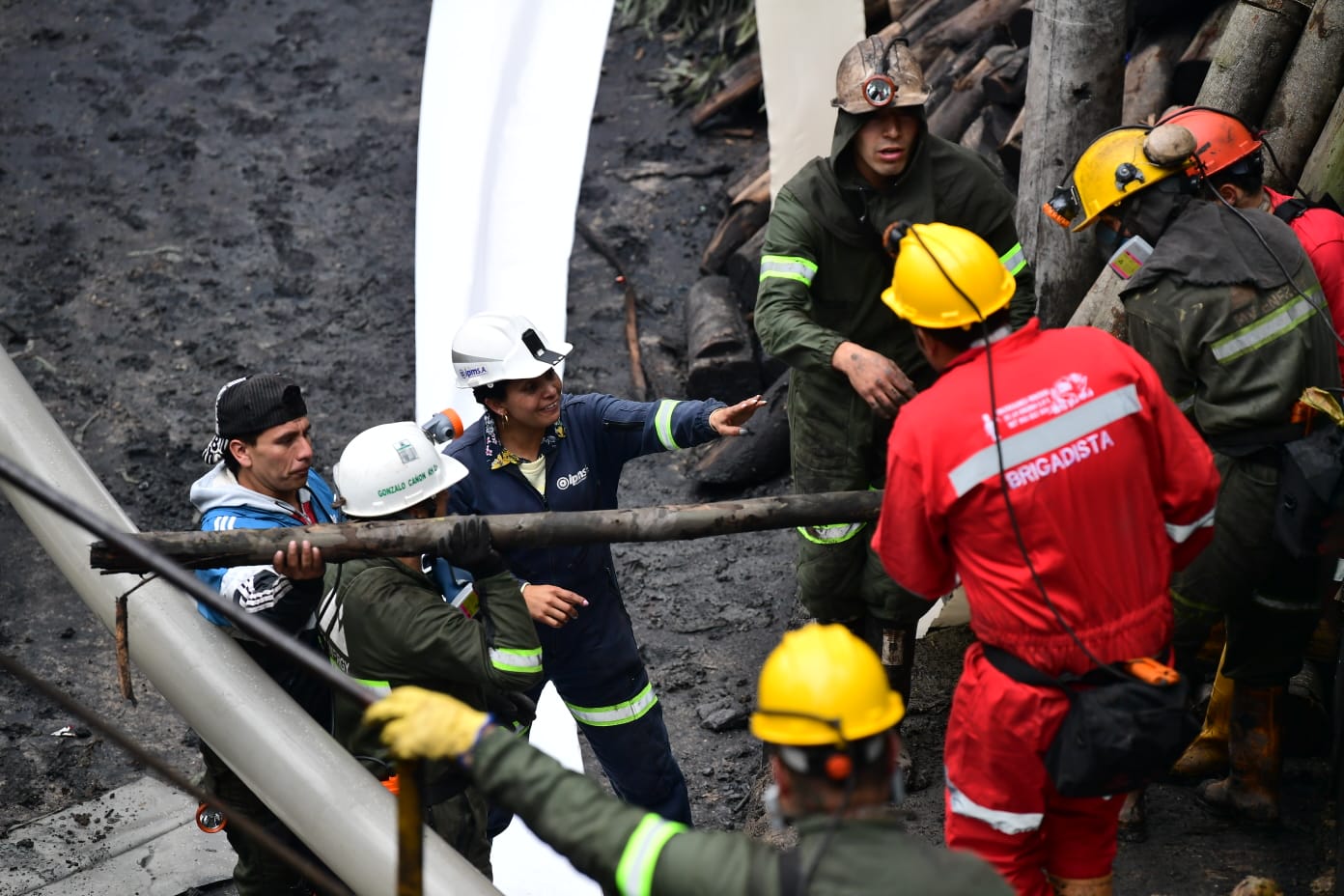 Confirman que diez mineros continúan atrapados tras explosión en mina de Sutatausa