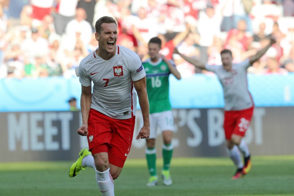 Polonia le gana 1-0 a Irlanda del Norte y logra su primera victoria en una Eurocopa