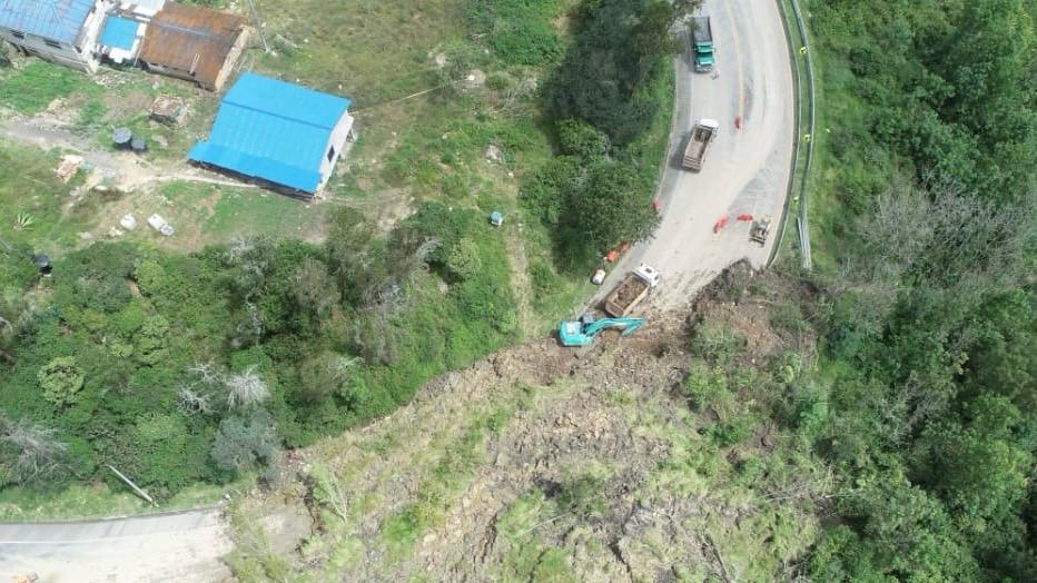 Maquinaria trabaja en la remoción de tierra y rocas en el sector de Chipaque.