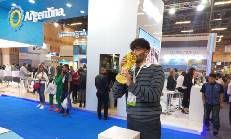 Los colombianos que visitaron el stand de Argentina en Anato pudieron tomarse una foto con la réplica de la Copa Mundial de la FIFA.