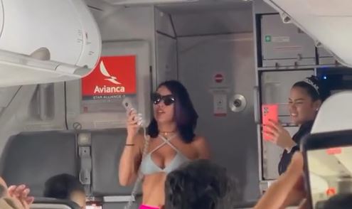 Ana del Castillo sorprendió con concierto en pleno avión: así reaccionaron