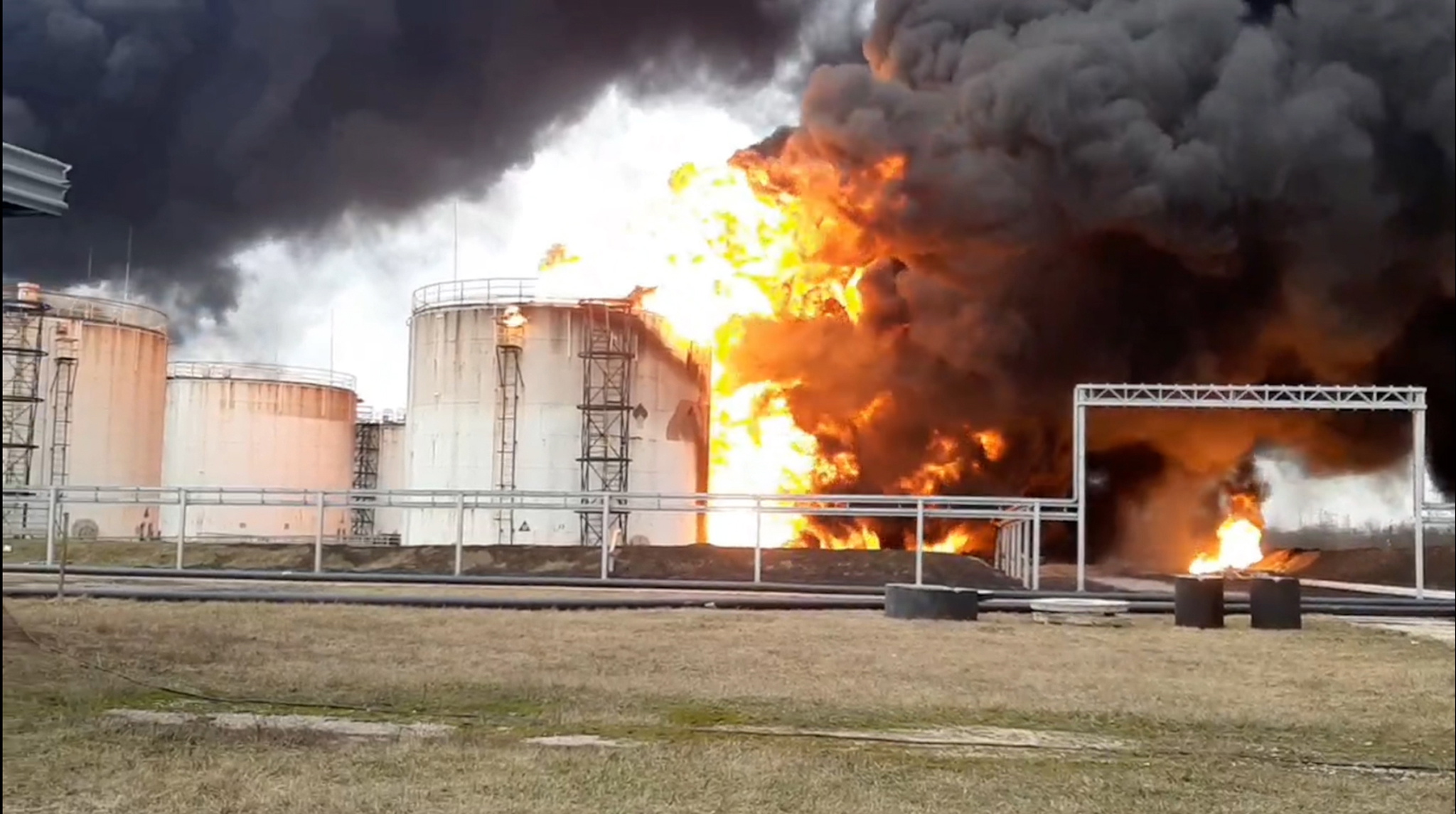 Rusia acusa a Ucrania de bombardear un depósito de gasolina en Belgórod