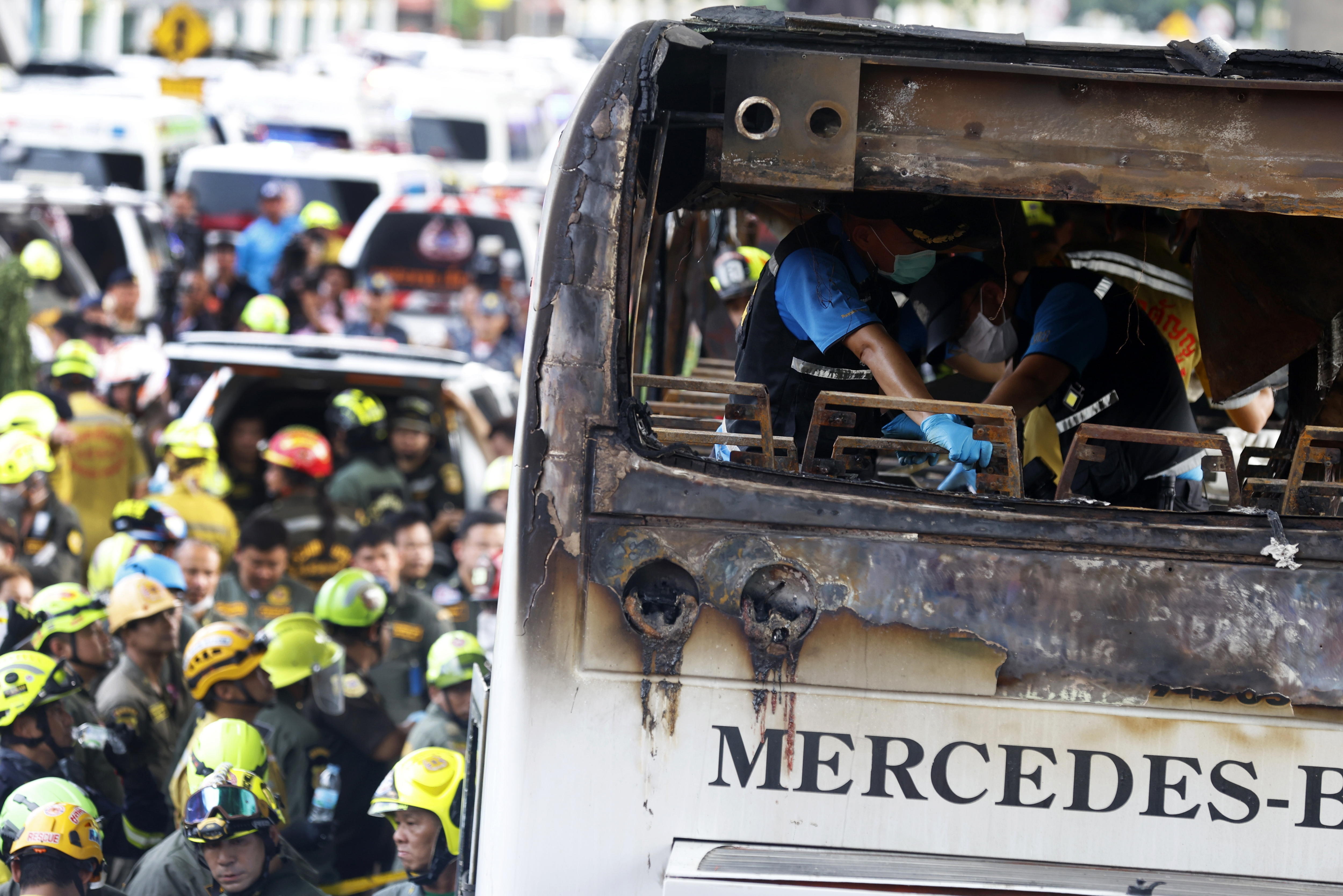 Autobús escolar se incendió en Tailandia, se temen más de 20 muertos
