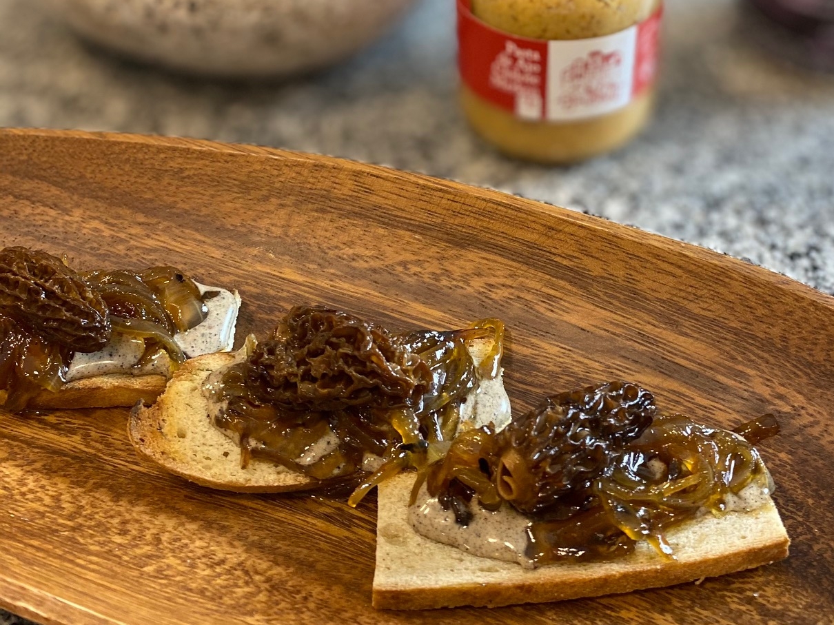 Tostadas de mayo de café de maqui, cebollas acarameladas y un toque de merken.