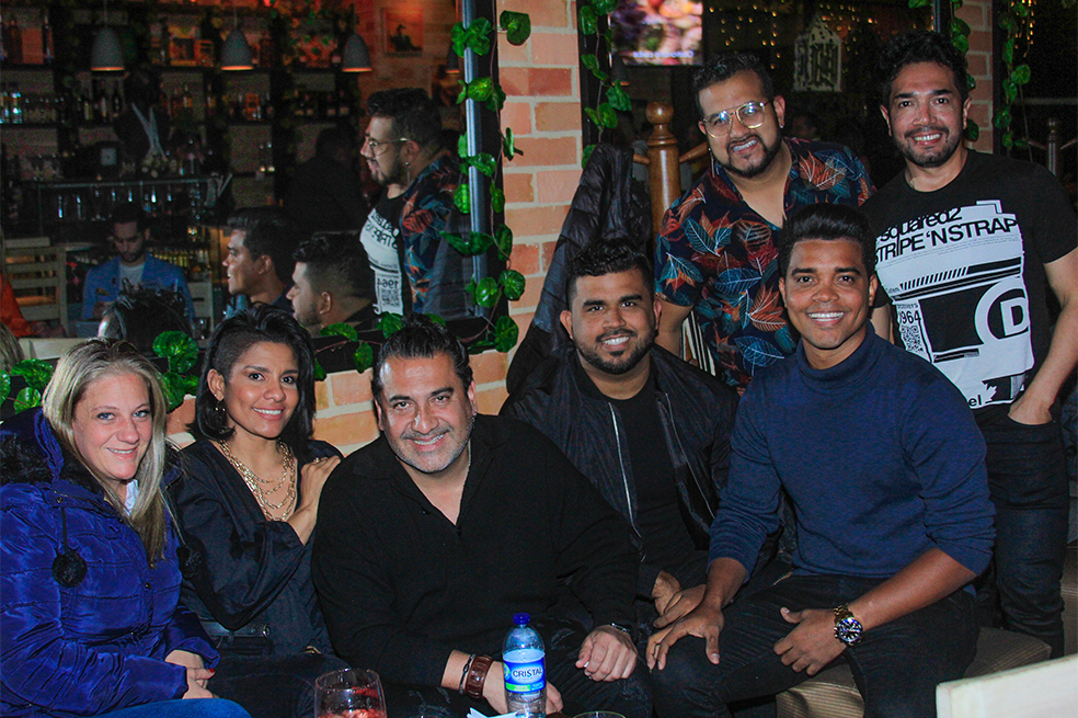 María Consuelo Dada, Yoli Espinosa, Moris Rodríguez, Teddy Barrera, Alex Chiquillo, David Ruiz y Chucho Calvache.