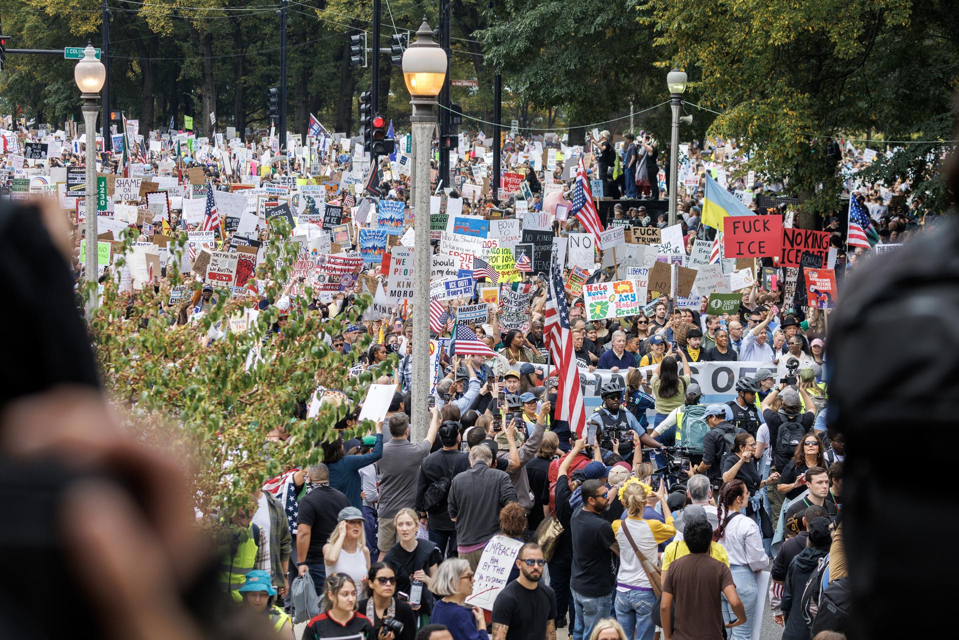 Las marchas “No Kings” se multiplicaron en Estados Unidos y Europa como una advertencia colectiva frente a la concentración de poder en manos de Donald Trump.
