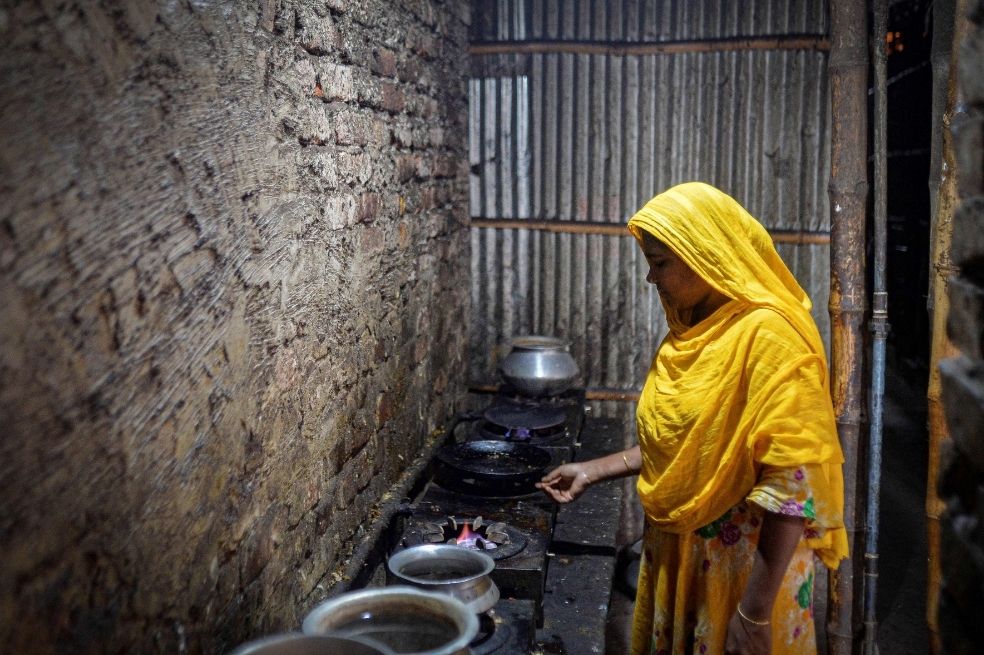 Según un jefe de la bancada parlamentaria sobre cambio climático de Bangladesh, Dhaka ha construido decenas de miles de viviendas en los últimos dos años, más de la mitad de las cuales han sido destinadas a refugiados climáticos.