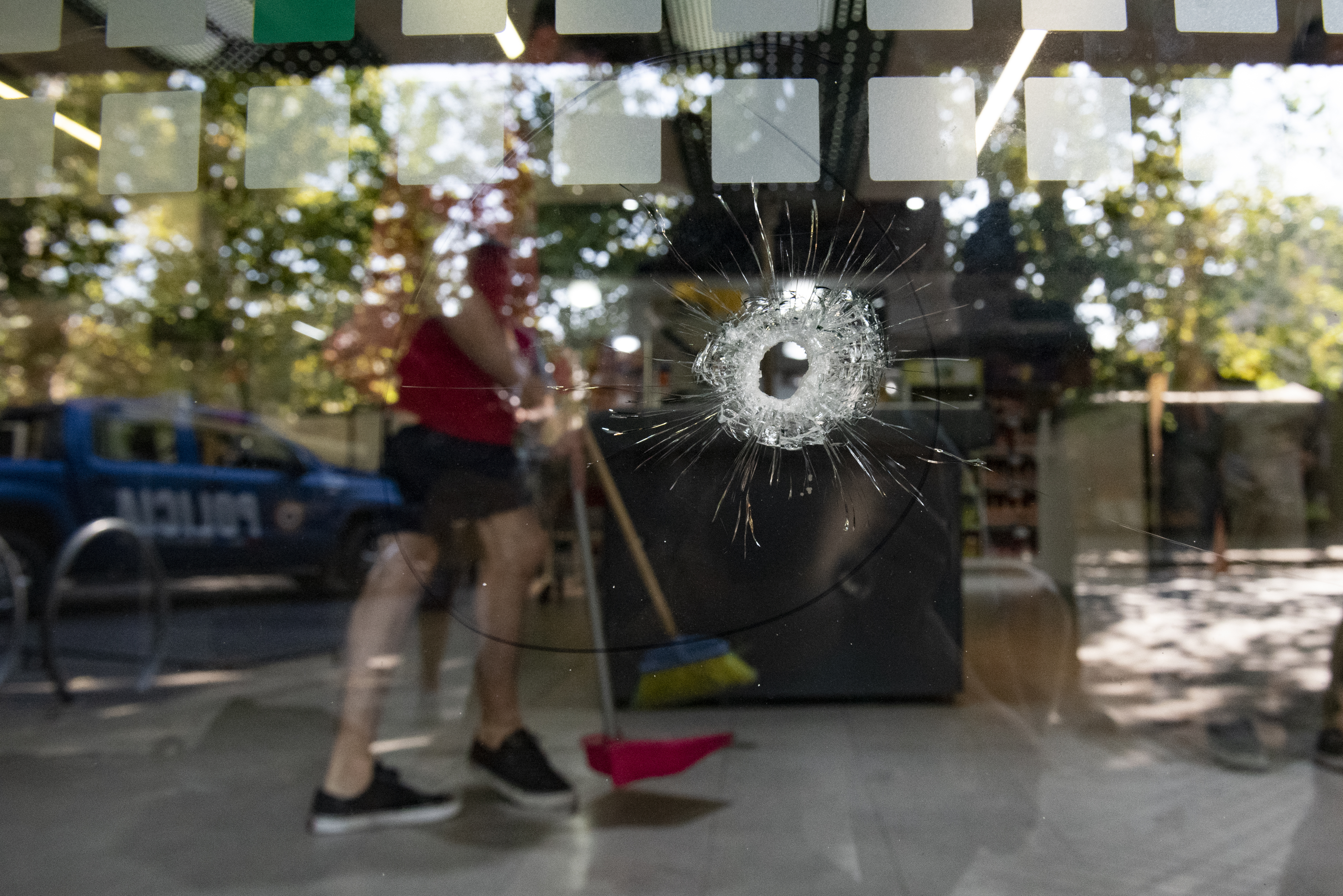 AME9030. ROSARIO (ARGENTINA), 02/03/2023.- Vista hoy de impactos de bala en el supermercado de la familia de Antonela Roccuzzo, que fue atacado a tiros por dos personas cerca de las 3 de la madrugada, en Rosario (Argentina). Además de los disparos, en el lugar se encontró un mensaje dedicado al capitán de la selección argentina, recientemente galardonado con el premio The Best: "Messi te estamos esperando, (el intendente de Rosario, Pablo) Javkin también es narco, no te va a cuidar". Según se describió, fueron efectuados 14 disparos contra la fachada del local de la familia Rocuzzo. EFE/ Franco Trovato Fuoco