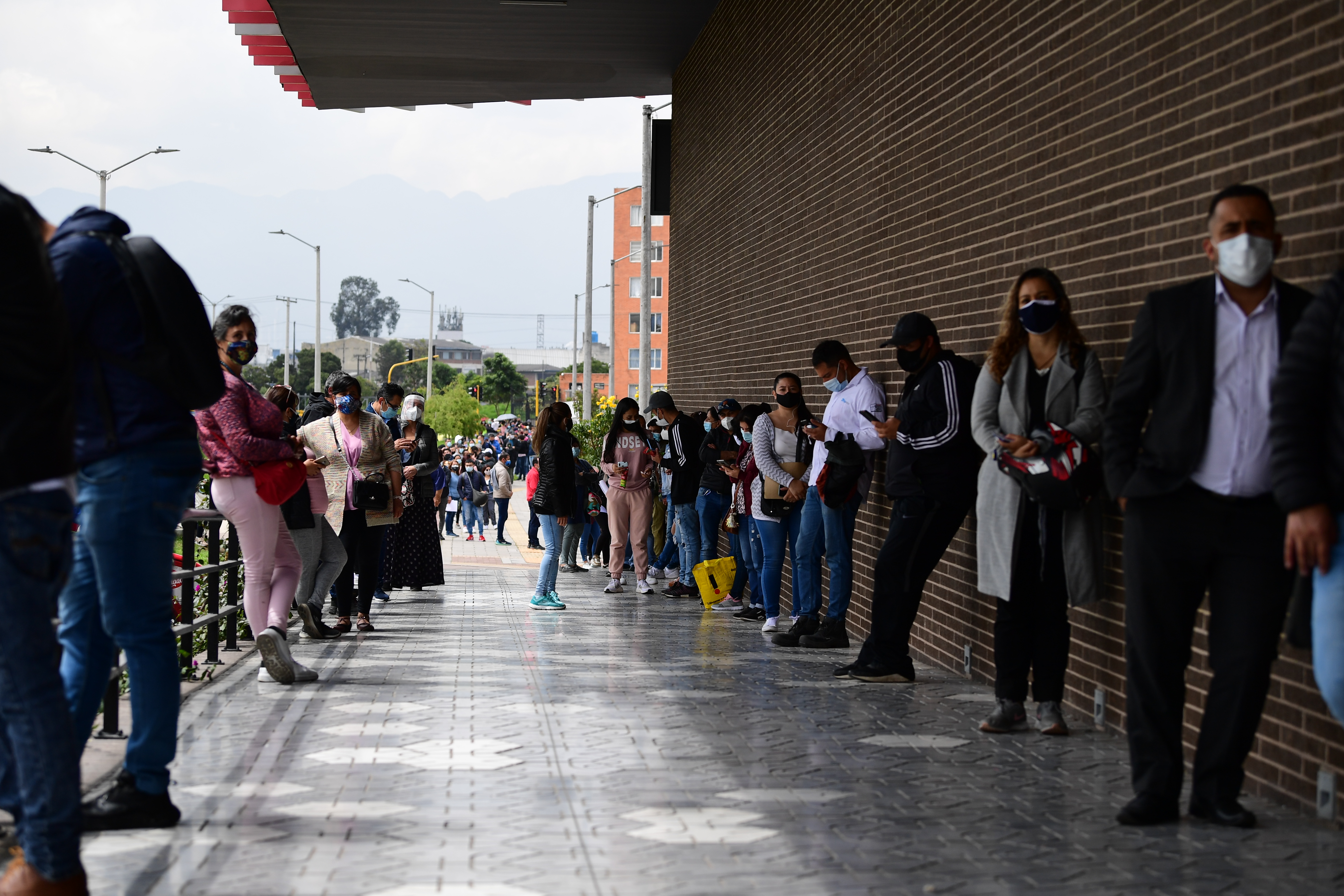 Filas y jornadas de vacunación contra el Covid -19 en diversos puntos de la capital