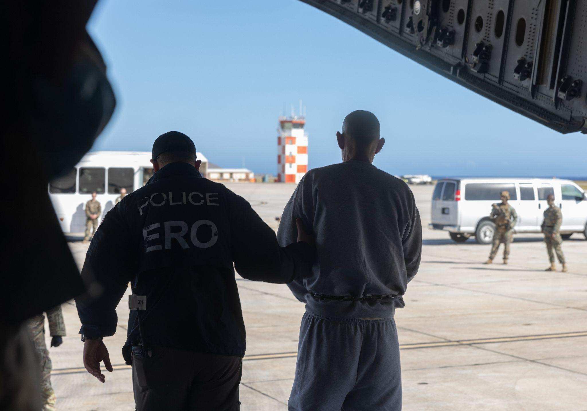 Juez bloquea el traslado de tres migrantes venezolanos a la base de Guantánamo
