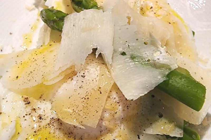 Receta para preparar espárragos y huevos pochados