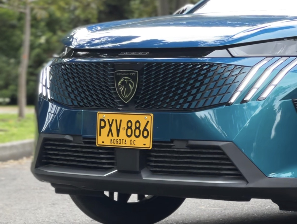 El equipo de seguridad del Peugeot 5008 incluye seis bolsas de aire, frenos ABS, asistencia de frenado de emergencia, control dinámico de estabilidad, asistente de arranque en pendiente, frenos de disco en cada rueda, entre otros.
